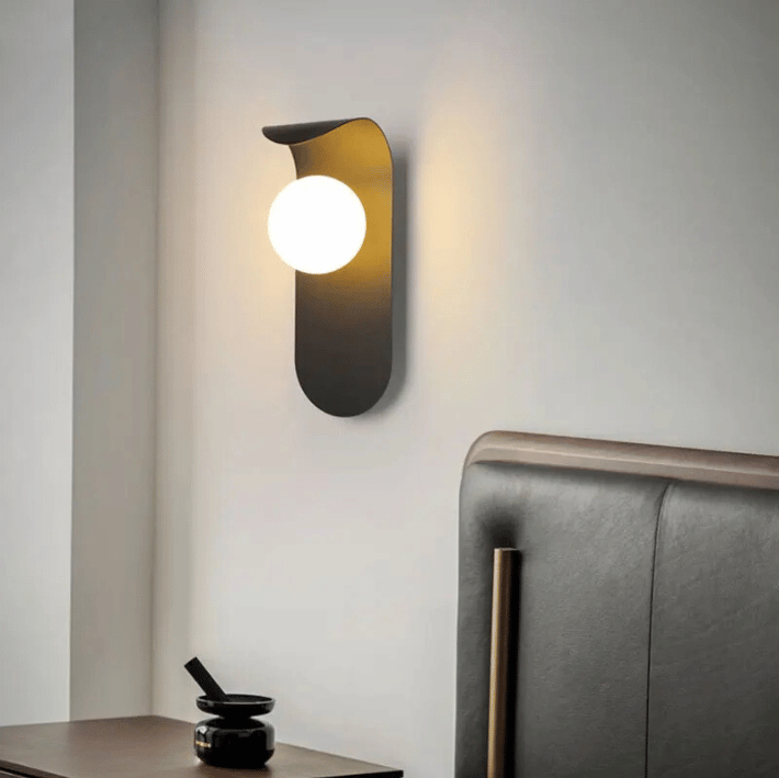 ZEPHYR - Applique Murale Chambre et Escalier, LED avec sphère lumineuse flottante et structure incurvée, design minimaliste