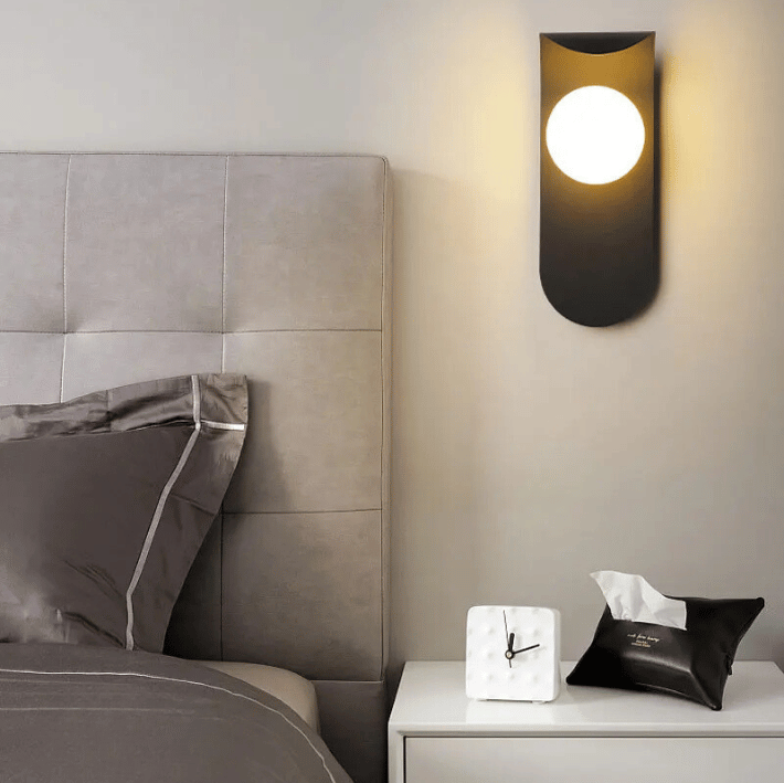 ZEPHYR - Applique Murale Chambre et Escalier, LED avec sphère lumineuse flottante et structure incurvée, design minimaliste