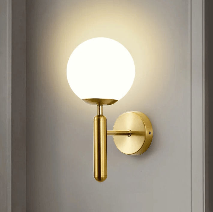 SELUNOR - Applique Murale Chambre et Salon avec Globe Lumineux et Structure en Laiton, Design Minimaliste et Raffiné