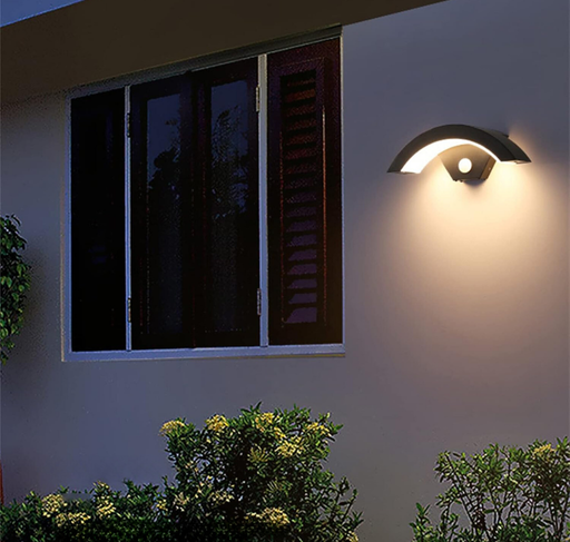 XELYRA -Applique murale extérieure avec détecteur de mouvement intégré , Design moderne avec diffuseur LED pour terrasse ou façade