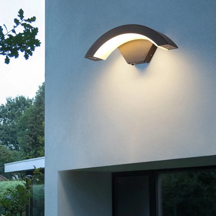 XELYRA -Applique murale extérieure avec détecteur de mouvement intégré , Design moderne avec diffuseur LED pour terrasse ou façade