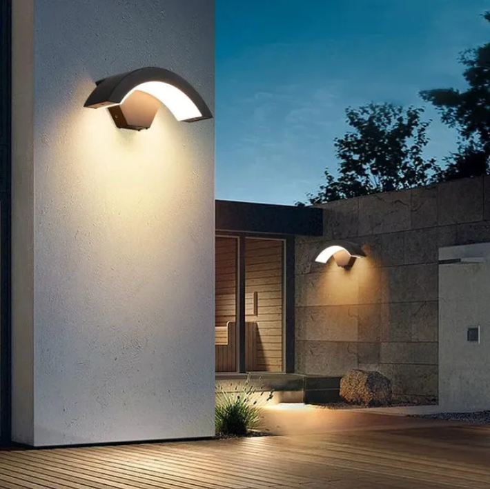 XELYRA -Applique murale extérieure avec détecteur de mouvement intégré , Design moderne avec diffuseur LED pour terrasse ou façade