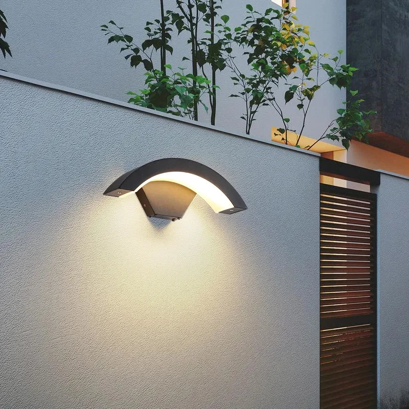 XELYRA -Applique murale extérieure avec détecteur de mouvement intégré , Design moderne avec diffuseur LED pour terrasse ou façade